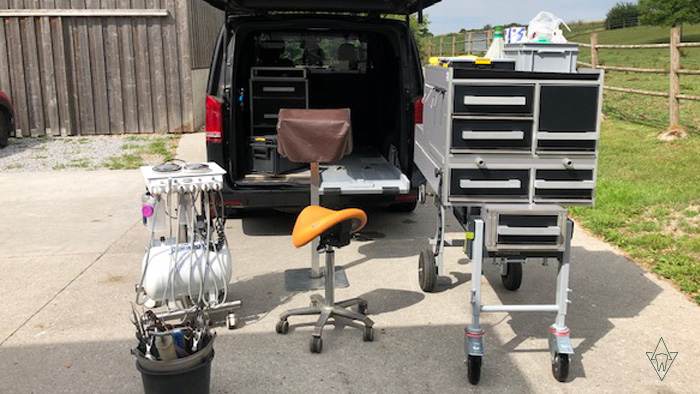 Un nouveau véhicule alloué à la médecine dentaire équine à domicile.